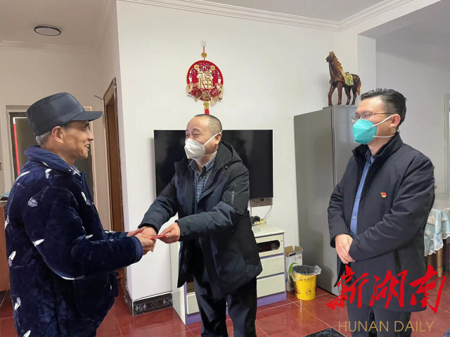 怀化市中医医院春节前走访慰问老党员和生活困难党员