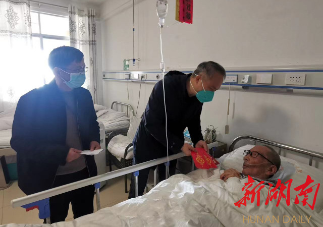 怀化市中医医院春节前走访慰问老党员和生活困难党员