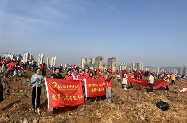 怀化市中医医院党员“志愿红”点亮城市文明绿